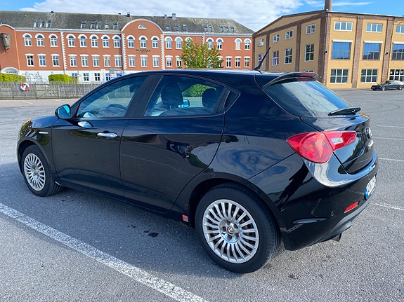 Alfa Romeo Giulietta 3 of 5