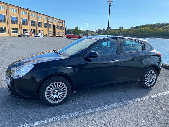 Alfa Romeo Giulietta 2 of 5