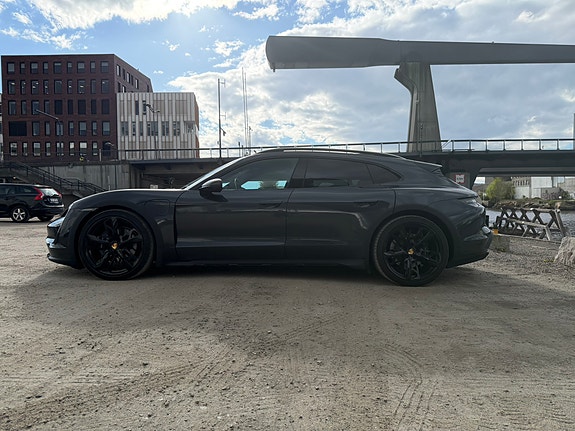 Porsche Taycan 10 of 30