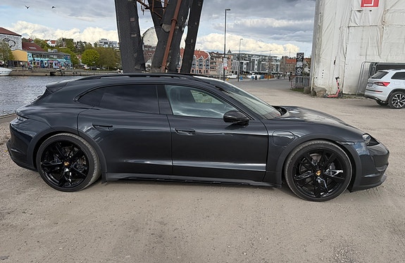 Porsche Taycan 3 of 5