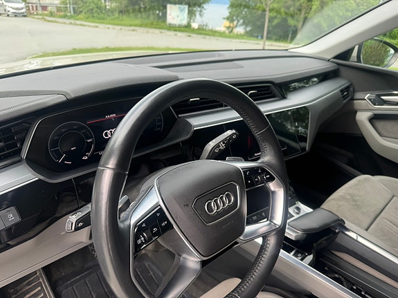Audi e-tron 13 of 24
