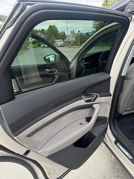 Audi e-tron 14 of 24