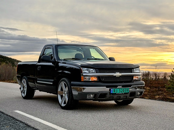 Chevrolet Silverado 2 of 5