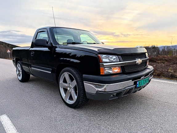 Chevrolet Silverado 3 of 5