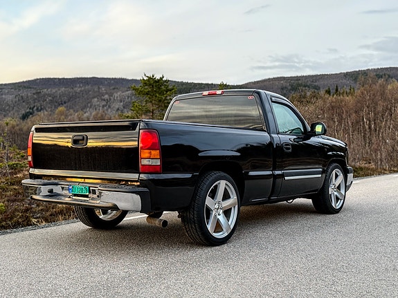 Chevrolet Silverado 4 of 5