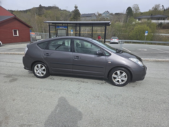 Toyota Prius 3 of 5