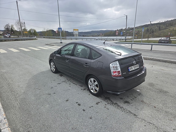 Toyota Prius 5 of 5