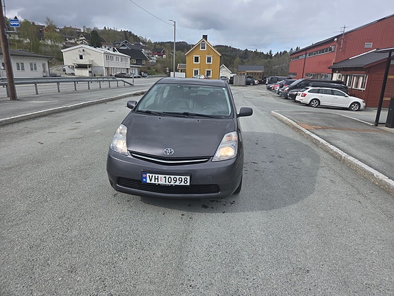 Toyota Prius 2 of 5