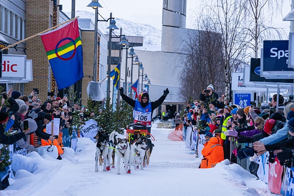 Målgang med Nordlyskatedralen i bakgrunn