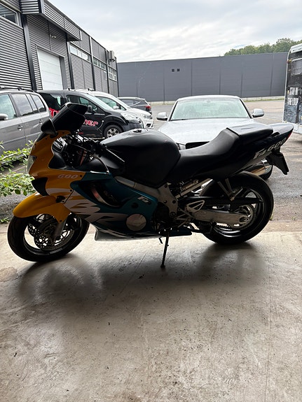 Honda CBR 600 F4 2 of 5
