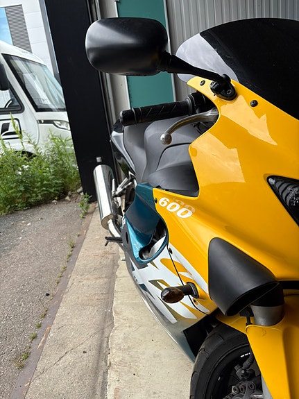 Honda CBR 600 F4 4 of 5