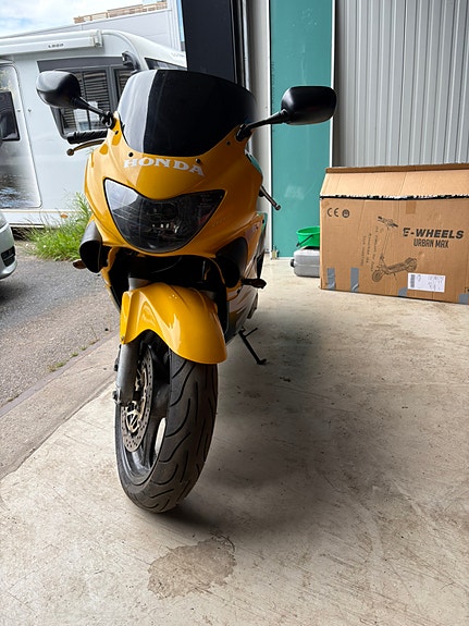 Honda CBR 600 F4 3 of 5