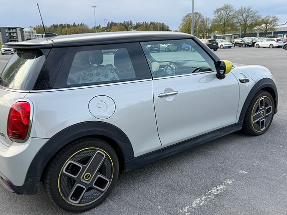 MINI Cooper SE 4 of 5