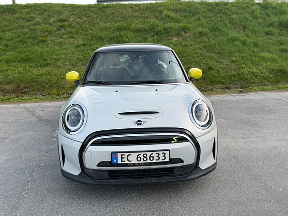 MINI Cooper SE 2 of 5