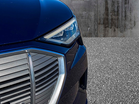 Audi e-tron 4 of 16
