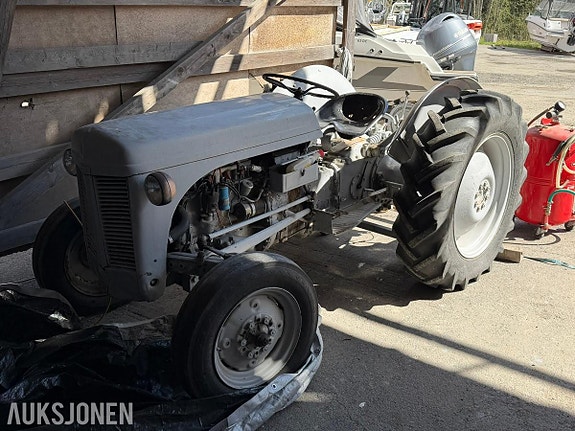Massey Ferguson TEA-20 gråtass