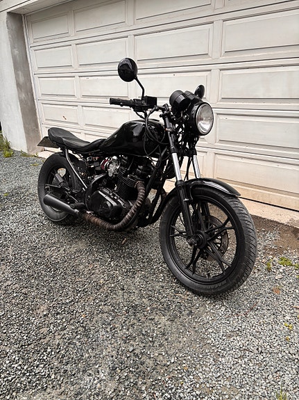 Suzuki GR 650 2 of 5