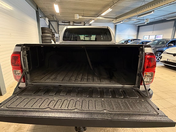 Toyota HiLux 8 of 28