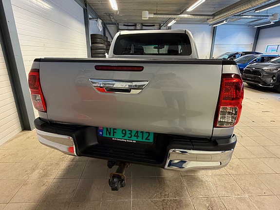 Toyota HiLux 7 of 28