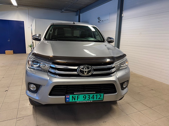 Toyota HiLux 2 of 28