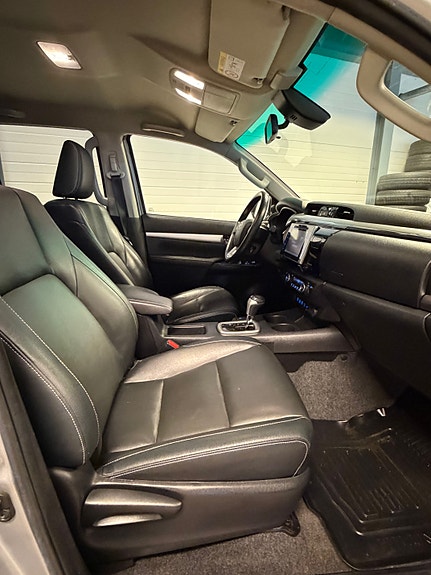 Toyota HiLux 23 of 28