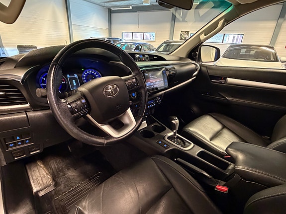 Toyota HiLux 14 of 28