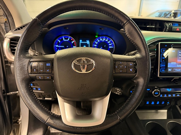 Toyota HiLux 16 of 28