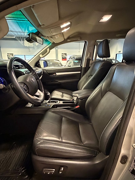 Toyota HiLux 13 of 28