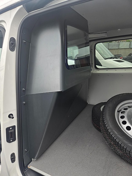 Volkswagen Caddy Maxi 17 of 21