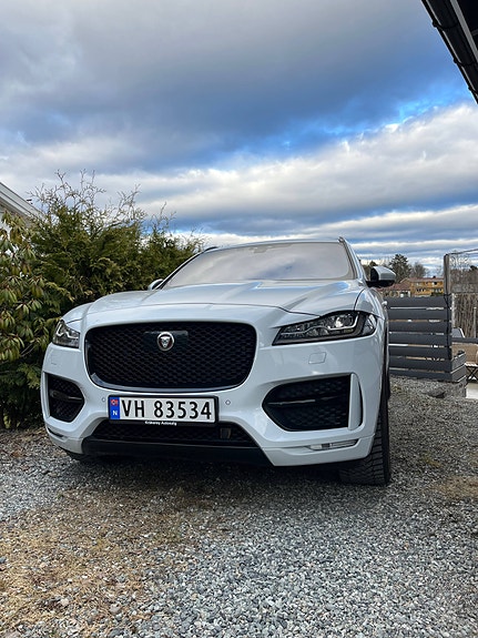 Jaguar F-PACE 2 of 5