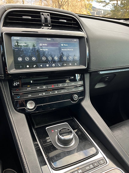 Jaguar F-PACE 15 of 22