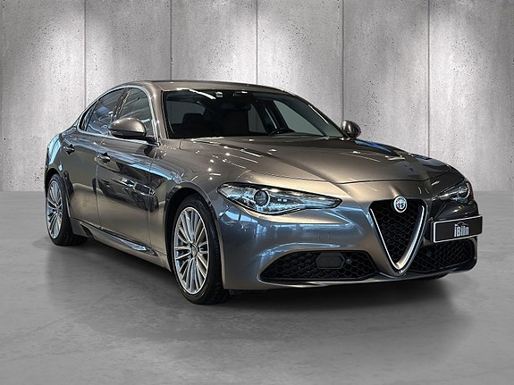 Alfa Romeo Giulia 2 of 5