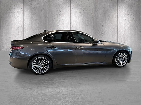Alfa Romeo Giulia 4 of 5