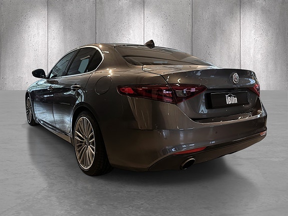 Alfa Romeo Giulia 5 of 5