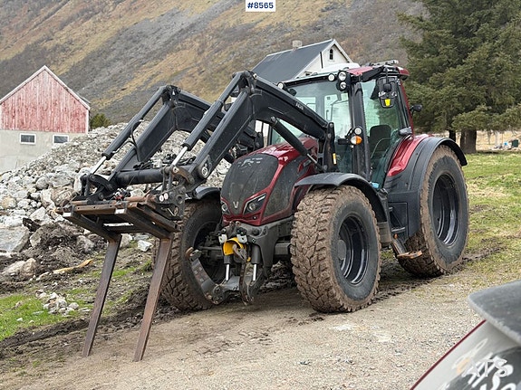 Valtra N174 4x4 traktor m/ PTO fremme, frontlaster og to sett dekk