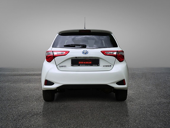 Toyota Yaris 10 of 30
