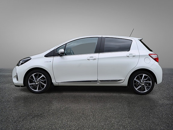 Toyota Yaris 8 of 30
