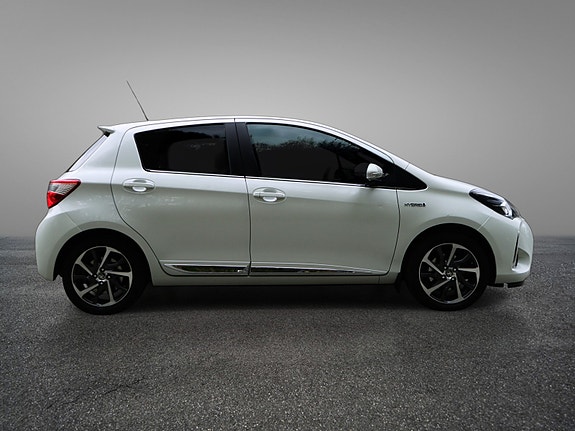 Toyota Yaris 12 of 30