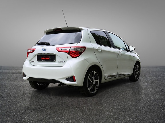 Toyota Yaris 11 of 30