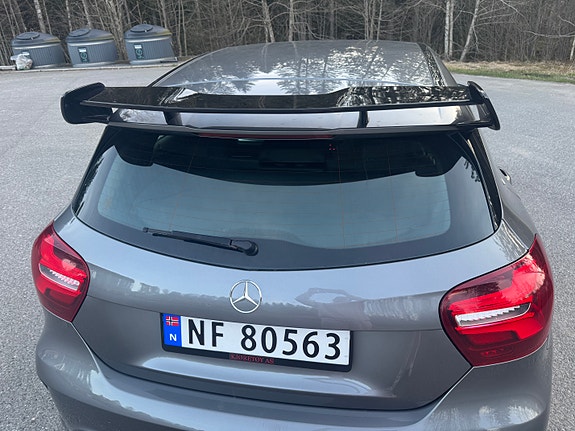 Mercedes-Benz A180 2 of 5