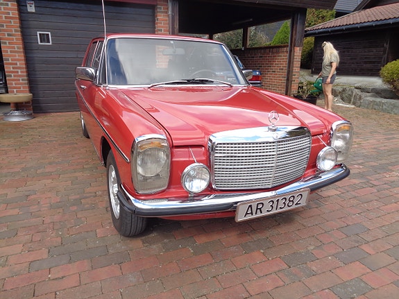 Mercedes-Benz 230 1974 photo 2
