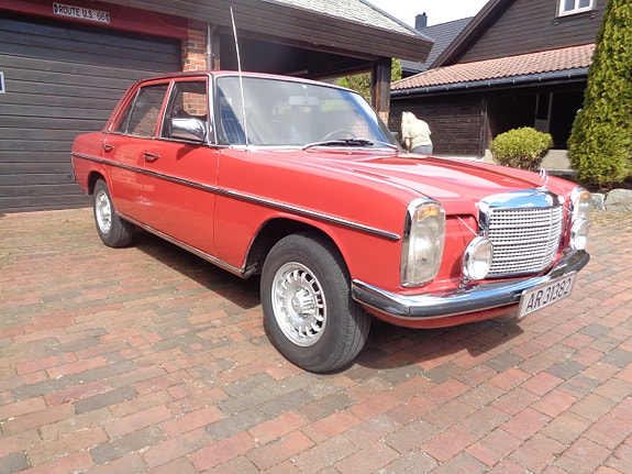 Mercedes-Benz 230 1974 photo 3