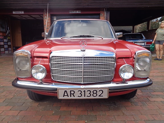 Mercedes-Benz 230 1974 photo 4