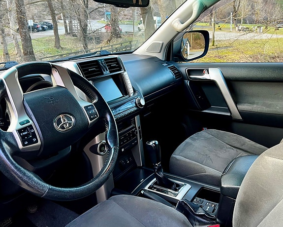 Toyota Land Cruiser 3 of 5
