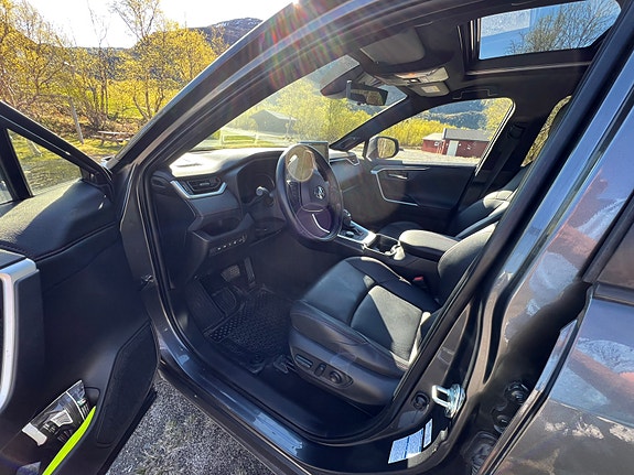 Toyota RAV4 4 of 13