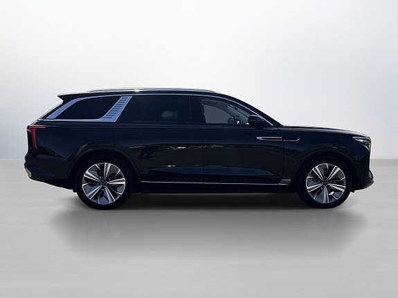 Sporty sideprofil med tonede ruter og store felger.