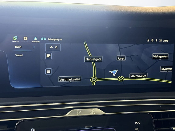 Navigasjon med smart kartløsning og Apple CarPlay integrasjon.
