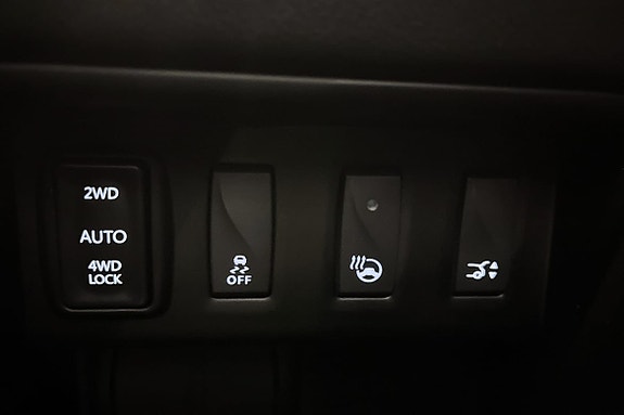 Her kan det veksles mellom 2 og 4WD/4WD lock, slå av og på antispinn/skrens, rattvarme og åpne bakluke