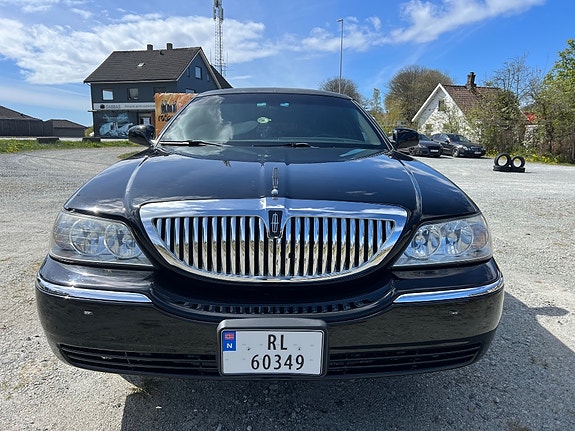 Lincoln Town Car 5 of 5