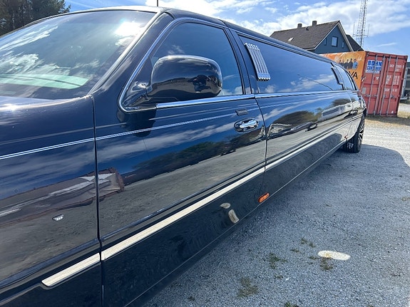 Lincoln Town Car 7 of 10